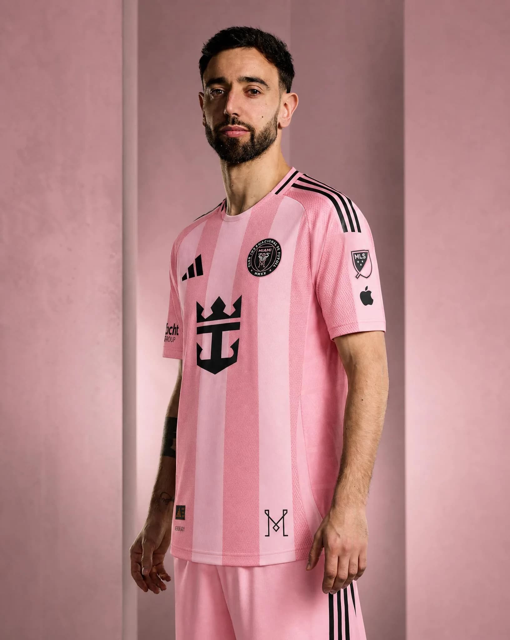 Generated result: the same player wearing the new kit